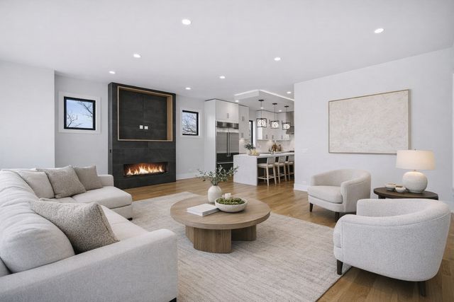 2457 W Byron Street, Chicago, IL 60618