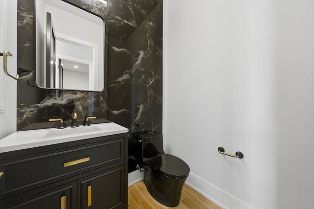 2457 W Byron Street, Chicago, IL 60618