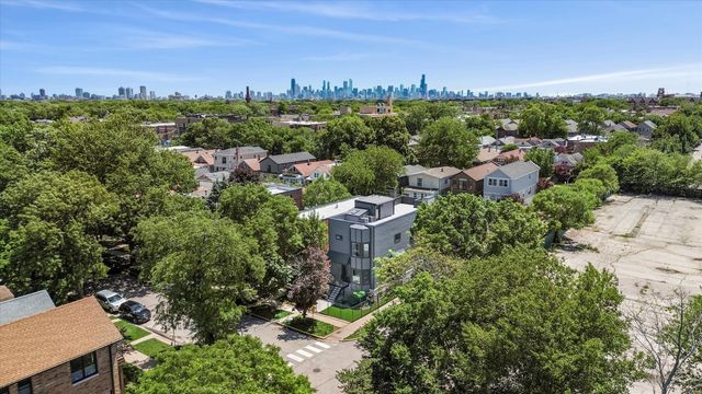 2457 W Byron Street, Chicago, IL 60618