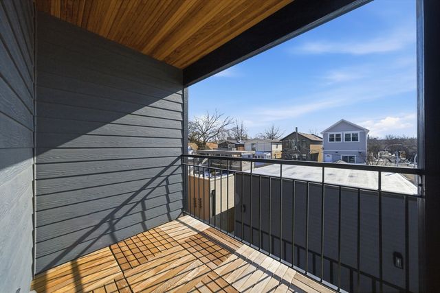 2457 W Byron Street, Chicago, IL 60618
