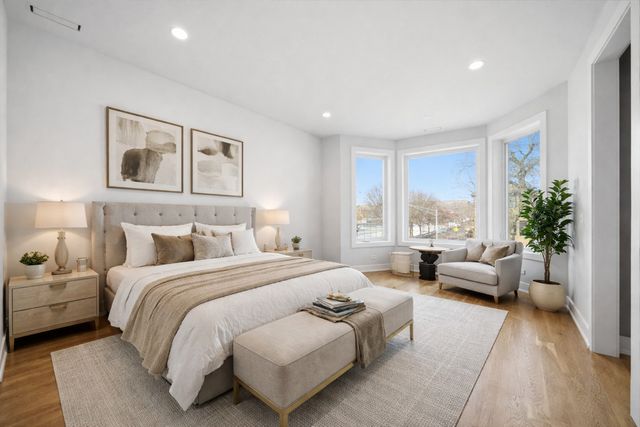 2457 W Byron Street, Chicago, IL 60618