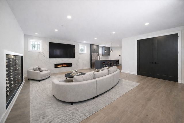 2457 W Byron Street, Chicago, IL 60618