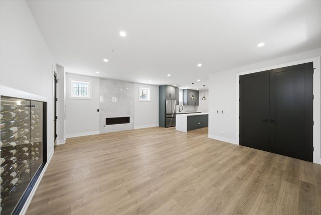 2457 W Byron Street, Chicago, IL 60618
