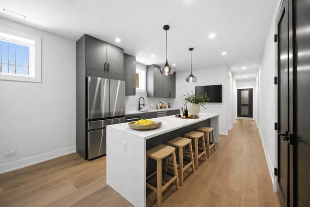 2457 W Byron Street, Chicago, IL 60618