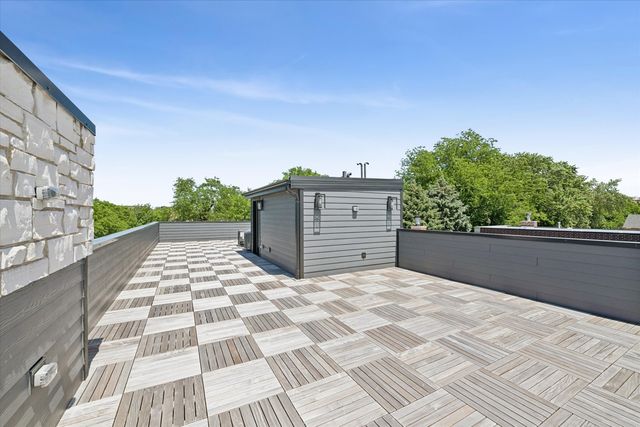 2457 W Byron Street, Chicago, IL 60618