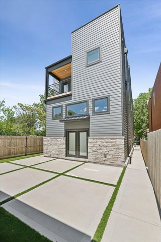 2457 W Byron Street, Chicago, IL 60618