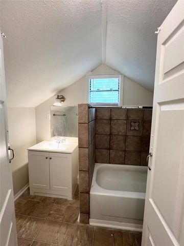 421 E Myrtle Street, Angleton, TX 77515