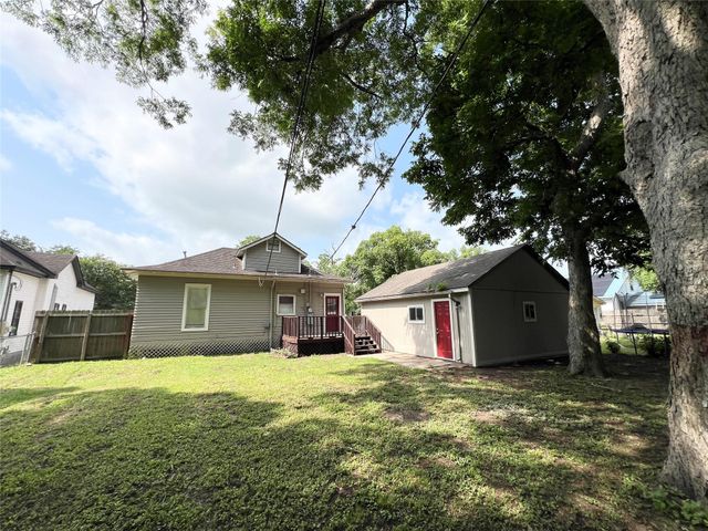 421 E Myrtle Street, Angleton, TX 77515