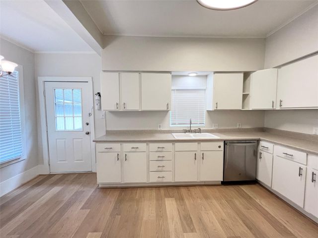 421 E Myrtle Street, Angleton, TX 77515