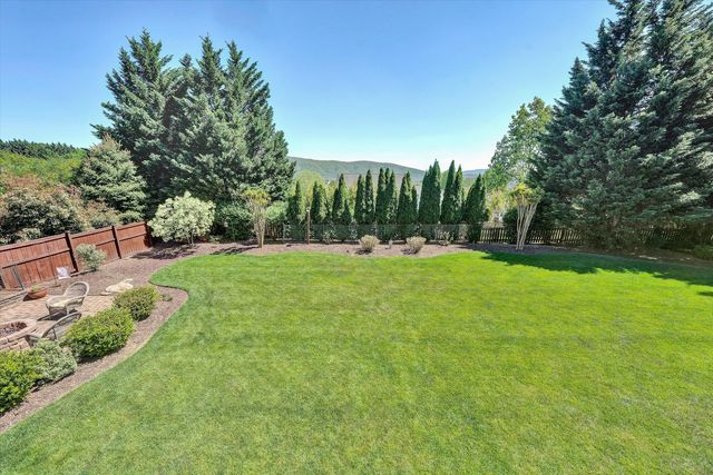 6210 Crumpacker DR, Roanoke, VA 24012