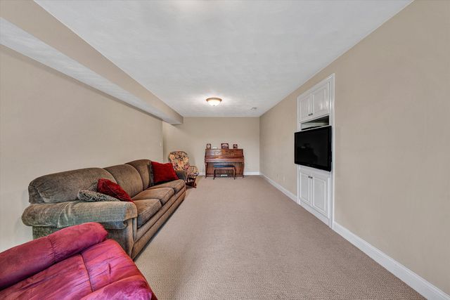 6210 Crumpacker DR, Roanoke, VA 24012