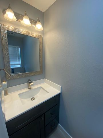 827 Saint Andrew St, Lathrop, CA 95330