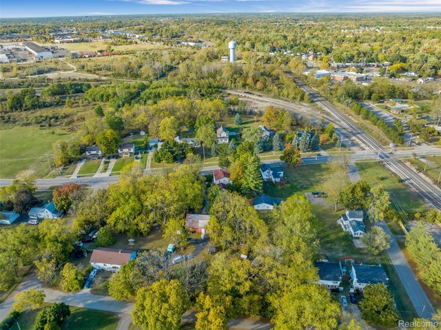 327 Reid Road, Grand Blanc, MI 48439