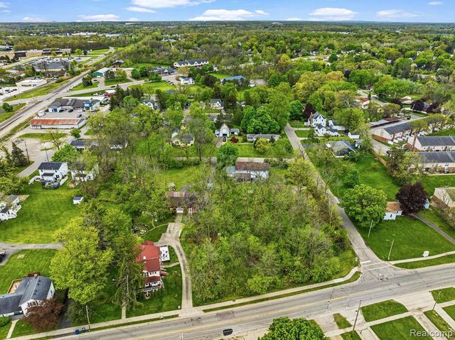 327 Reid Road, Grand Blanc, MI 48439