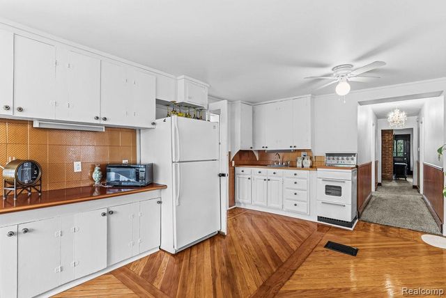 327 Reid Road, Grand Blanc, MI 48439