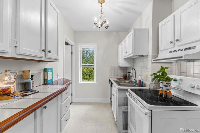 327 Reid Road, Grand Blanc, MI 48439