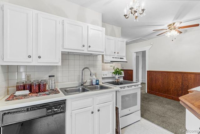 327 Reid Road, Grand Blanc, MI 48439