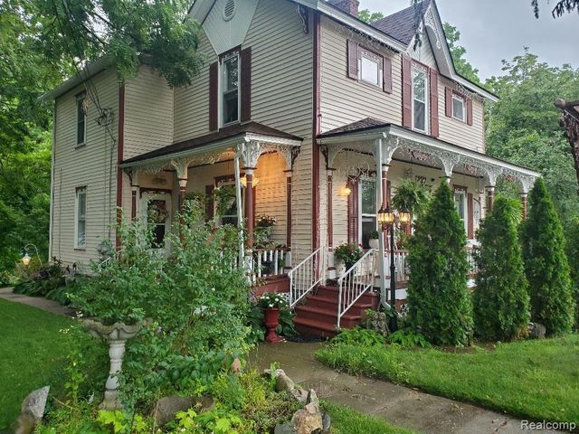 327 Reid Road, Grand Blanc, MI 48439