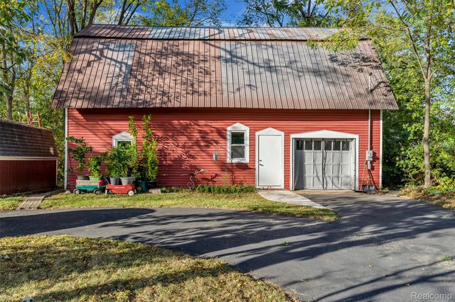 327 Reid Road, Grand Blanc, MI 48439