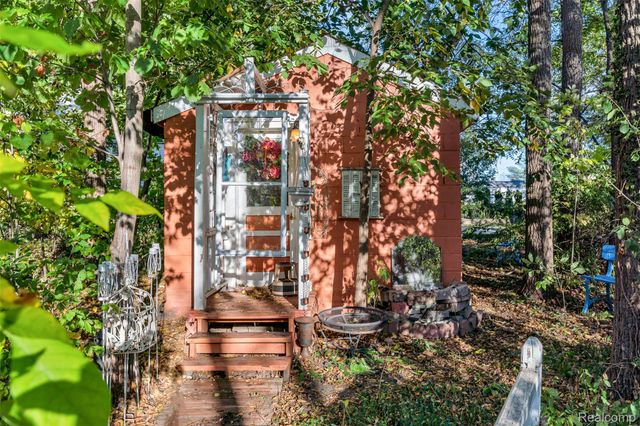 327 Reid Road, Grand Blanc, MI 48439