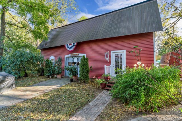 327 Reid Road, Grand Blanc, MI 48439