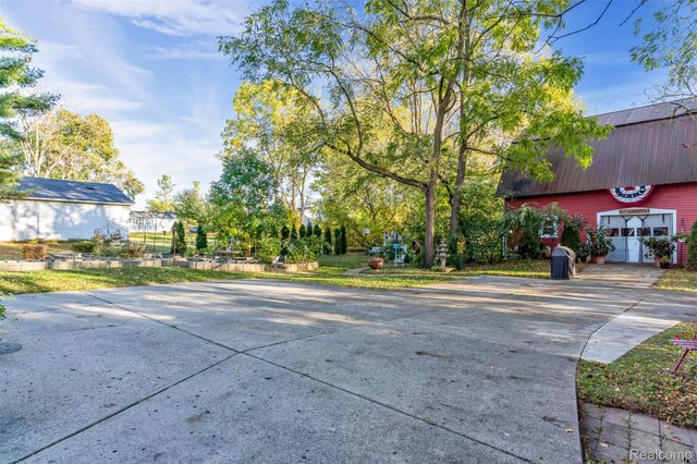 327 Reid Road, Grand Blanc, MI 48439