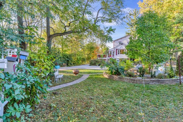 327 Reid Road, Grand Blanc, MI 48439