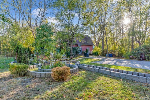 327 Reid Road, Grand Blanc, MI 48439