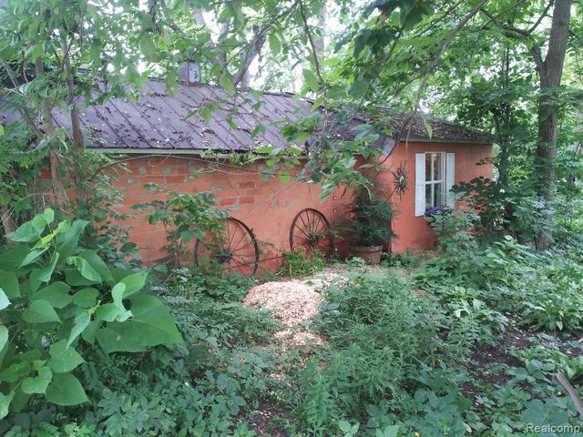 327 Reid Road, Grand Blanc, MI 48439