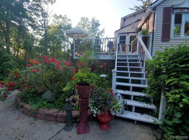 327 Reid Road, Grand Blanc, MI 48439