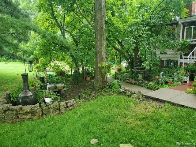 327 Reid Road, Grand Blanc, MI 48439
