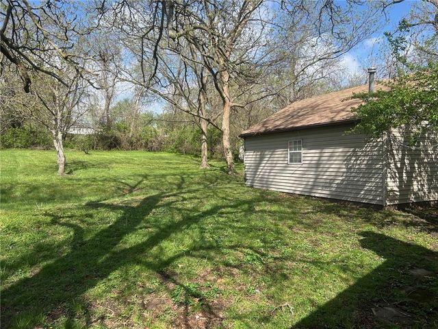 7926 Ditzler Avenue, Raytown, MO 64138