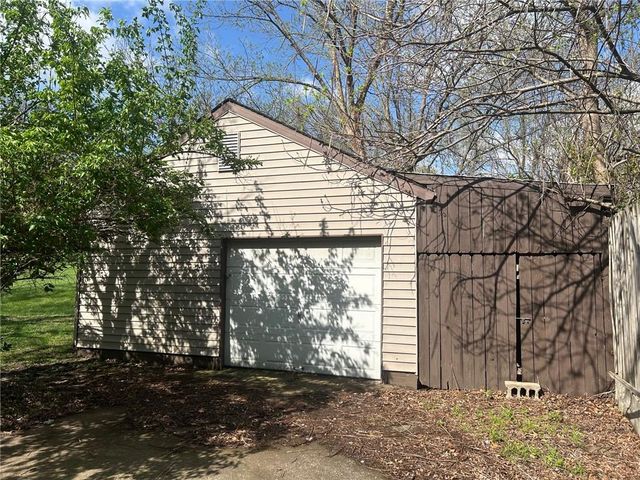 7926 Ditzler Avenue, Raytown, MO 64138