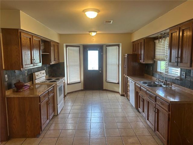 7926 Ditzler Avenue, Raytown, MO 64138