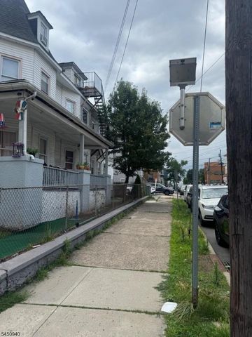 54 17Th Ave, Paterson City, NJ 07501