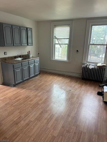 54 17Th Ave, Paterson City, NJ 07501