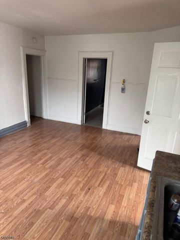 54 17Th Ave, Paterson City, NJ 07501