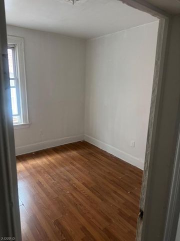 54 17Th Ave, Paterson City, NJ 07501