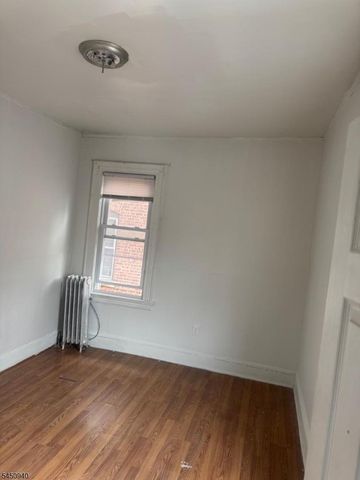 54 17Th Ave, Paterson City, NJ 07501