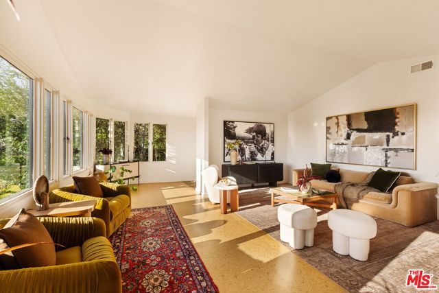 4016 Cumberland Avenue, Los Angeles, CA 90027