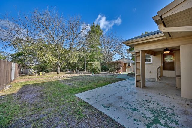 1006 Top Hill Drive, Brenham, TX 77833