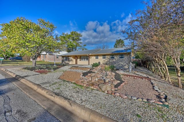 1006 Top Hill Drive, Brenham, TX 77833