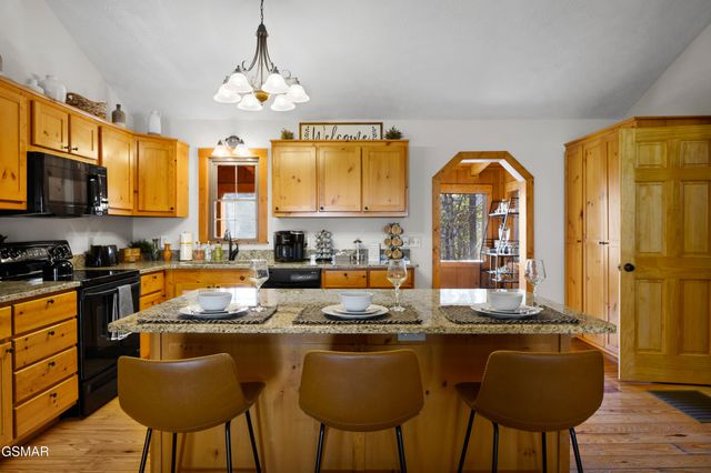 3255 Cove Creek Way, Sevierville, TN 37862