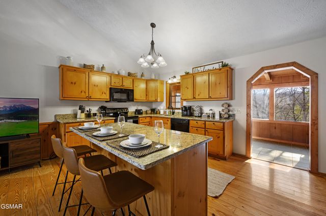 3255 Cove Creek Way, Sevierville, TN 37862