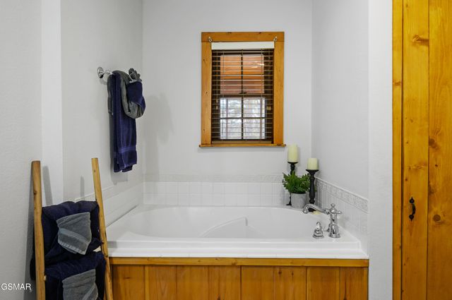 3255 Cove Creek Way, Sevierville, TN 37862