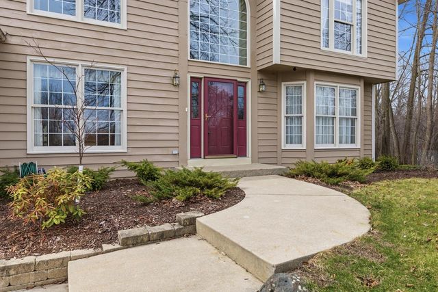 12685 W Barbary COURT, New Berlin, WI 53151