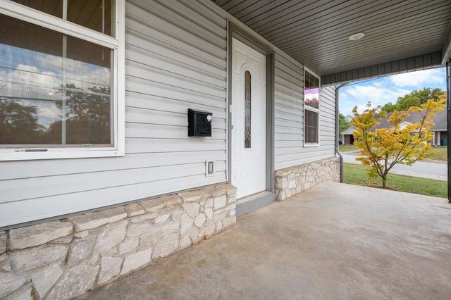 216 W Walnut Street, Bolivar, MO 65613