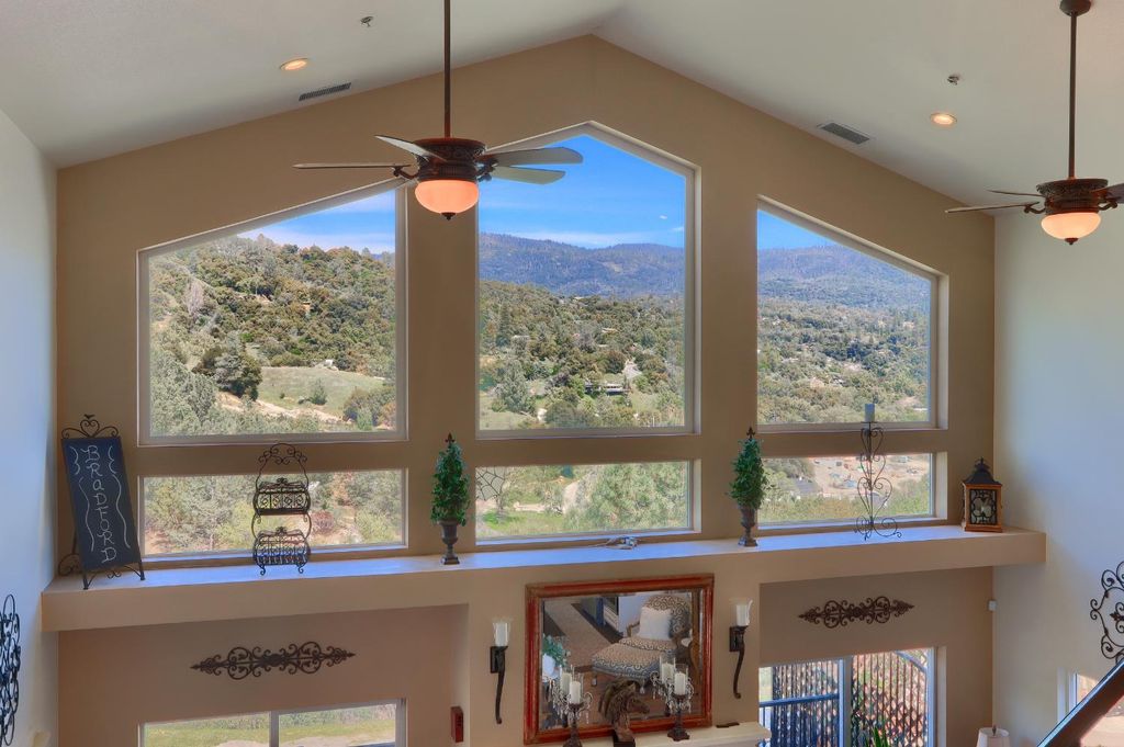 Image 21 of property listing at 42038 Empty Creek, Oakhurst, CA 93644