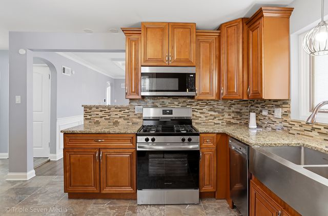 8034 S Clyde Avenue, Chicago, IL 60617