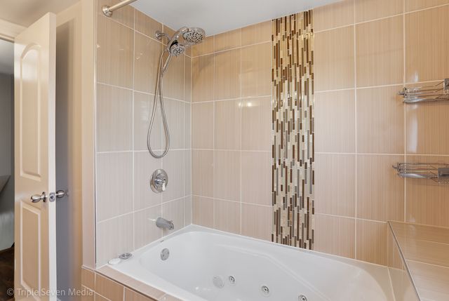 8034 S Clyde Avenue, Chicago, IL 60617